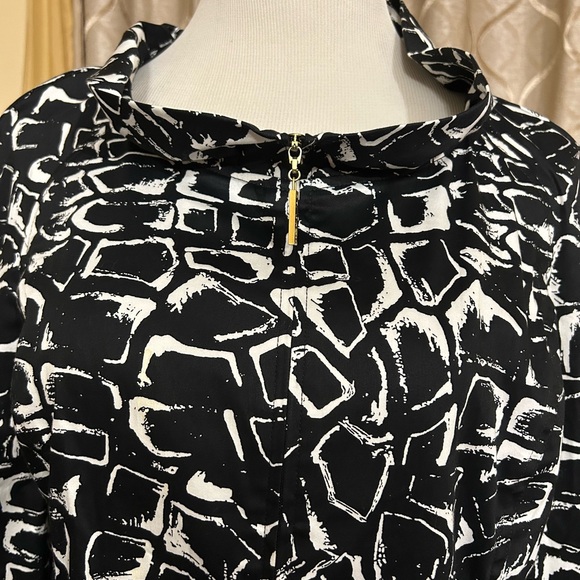 St. John Black and White Abstract Blouse - Picture 4 of 14